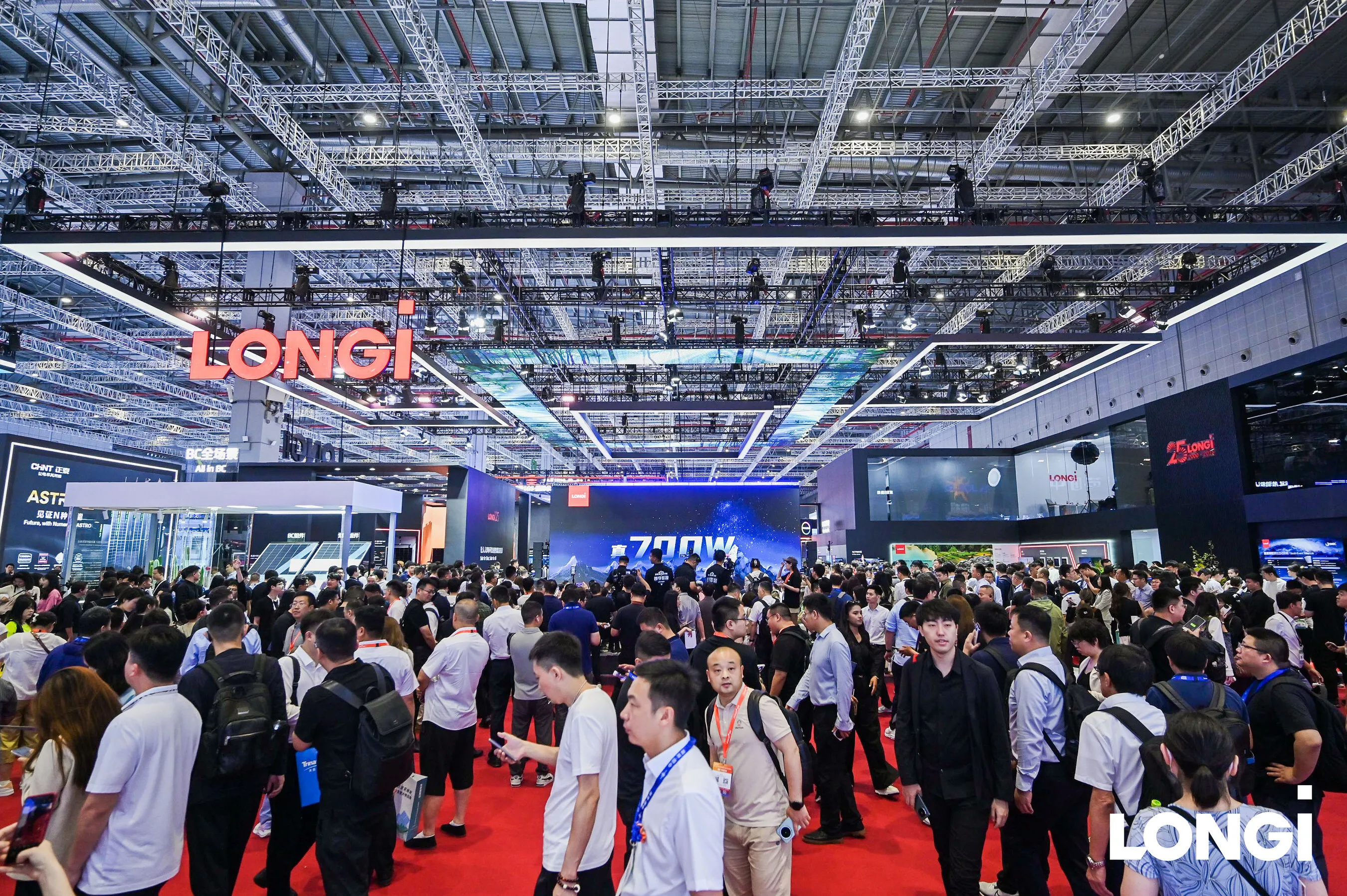 LONGi Officially Launches HIBC Technology and True 700W module on the SNEC2025