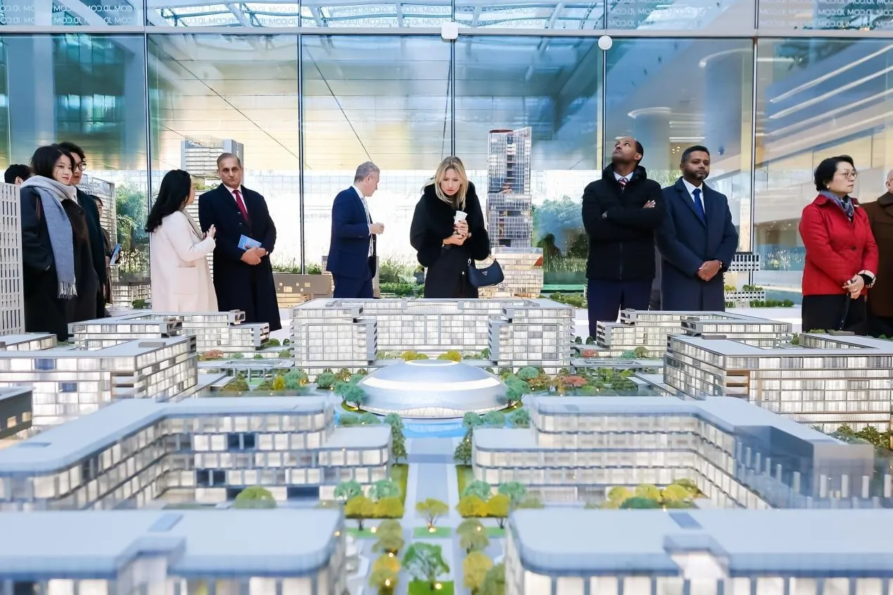 Xinhua Silk Road: Think tank delegation tours JD.com global headquarters, experiencing its digital intelligence innovations